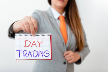 El yazısı Gün Ticareti. Konsept derken menkul kıymetleri kastediyorum. Özellikle finansal araçları alıp satmak. Model, fikir yazmak için farklı boş renk not defteri modellemesi sergiliyor..