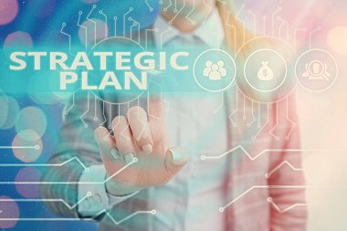 El yazısı Stratejik Plan. Konsept, istenen geleceğin sistem yöneticisi denetimini, vites ayarlama araçlarını öngören sistematik bir süreç anlamına gelmektedir.