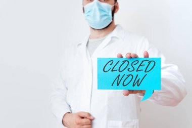 Şimdi Kapalı 'yı gösteren mesaj işareti. Ticareti durduran bir işin kavramsal fotoğrafı, özellikle de Boş Çıkartma Kağıt Aksesuarları Smartphone kullanan kısa süreli bir laboratuvar teknisyeni..