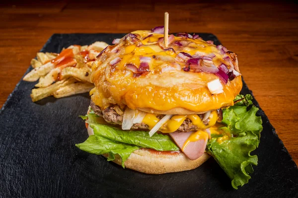 Köstliche Und Saftige Hamburger Mit Pommes Auf Einem Holztisch — Stockfoto