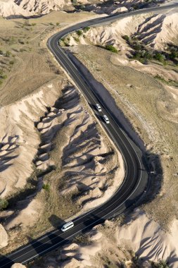 Sıcak hava balonu Cappadocia üzerinde uçan görünümünden yol