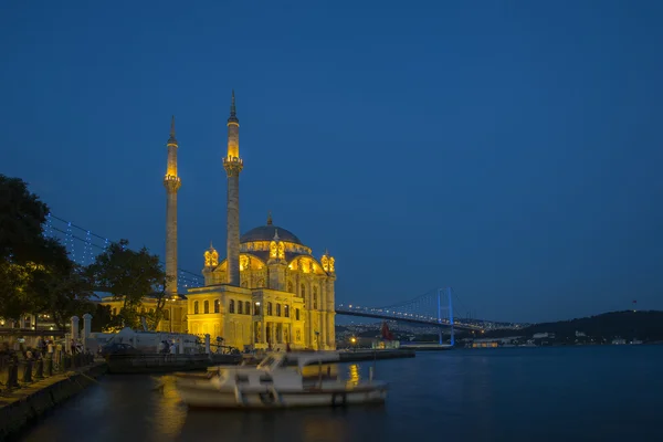 Mezquita Ortakoy por la noche en Estambul, Turquía — Foto de Stock