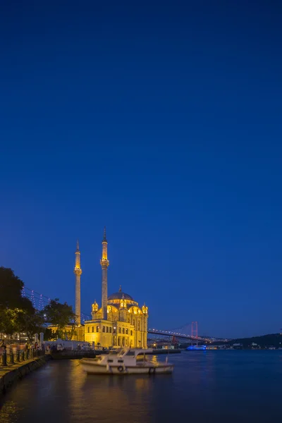 奥尔塔柯伊清真寺在晚上在伊斯坦布尔，土耳其 — 图库照片