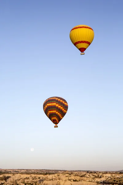 Hot air balloon flying over Cappadocia — Stock Photo, Image