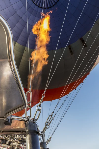 Fuego del globo aerostático volando sobre Capadocia — Foto de Stock