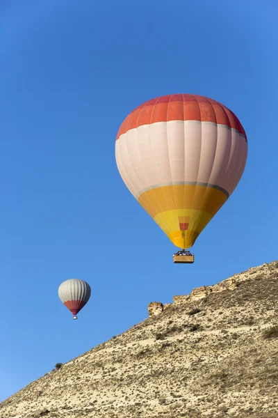 Globo de aire caliente volando sobre Capadocia — Foto de Stock