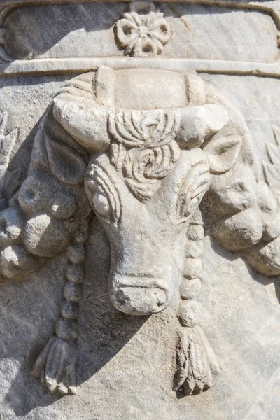 Rilievo del toro sulla testa della colonna a Knidos, Datca, Mugla, Turchia — Foto Stock