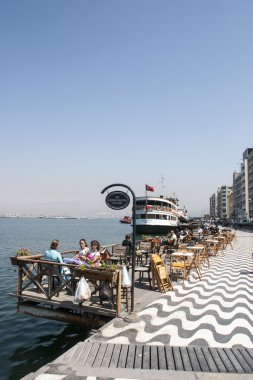 İzmir Kordon bir kafede oturan insanlar