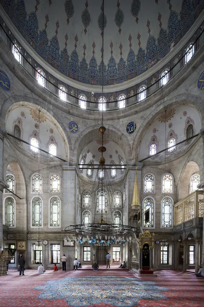 La gente realiza las oraciones rituales del islam en la Mezquita del Sultán Eyup — Foto de Stock