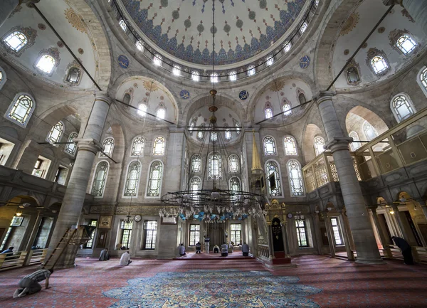 People perform the ritual prayers of islam in Eyup Sultan Mosque — Stock Photo, Image