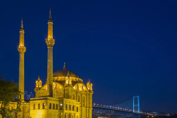 Ortakoy Moschee bei Nacht in Istanbul, Türkei — Stockfoto