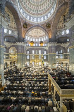 İnsanlar ritüel dualar İslam'ın yeni Camii, Istanb gerçekleştirmek.