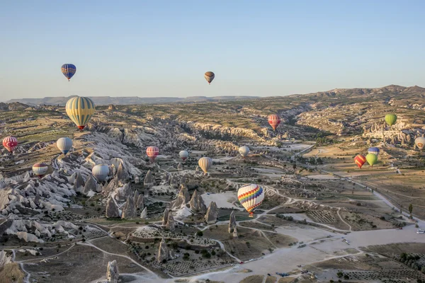 Globo de aire caliente volando sobre Capadocia — Foto de Stock