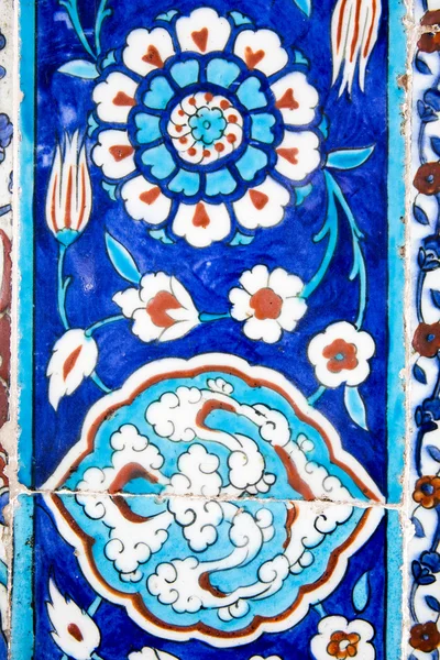 Изникская плитка в мечети Рустем-паша, Стамбул — стоковое фото