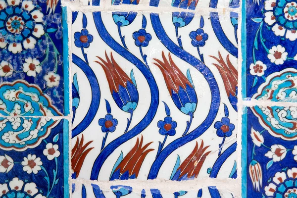 Carreaux d'Iznik dans la mosquée Rustem Pasa, Istanbul — Photo