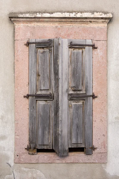 Closed windows of a traditional house in Ayvalik, Turkey — Stock Photo, Image