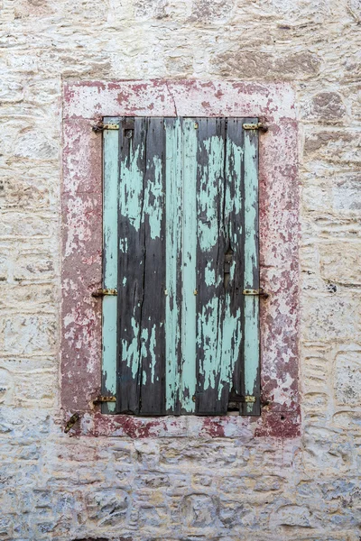 Closed windows of a traditional house in Ayvalik, Turkey — Stock Photo, Image