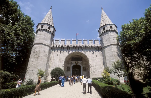 Towers and gate of Topkapi Palace, Istanbul, Turkey — Stock Photo, Image