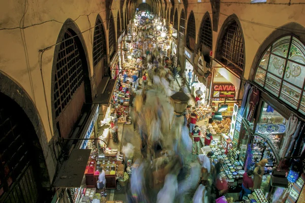 Turisté navštěvují bazar s kořením, Istanbul, Turecko — Stock fotografie