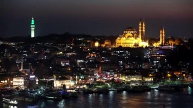 Beyazıt Kulesi ve Süleymaniye Camii görünümünden Galata Kulesi alacakaranlıkta Istanbul'da