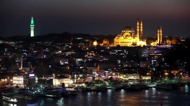 Beyazit Tower och Suleymaniye moskén Visa från Galatatornet i skymningen i Istanbul — Stockvideo