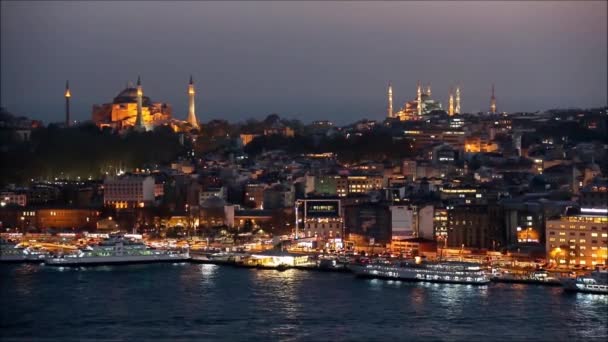 Chrám Hagia Sophia a modré mešity pohled od Galatské věže za soumraku v Istanbulu — Stock video