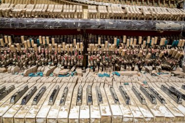 Yıkık piyano klavye