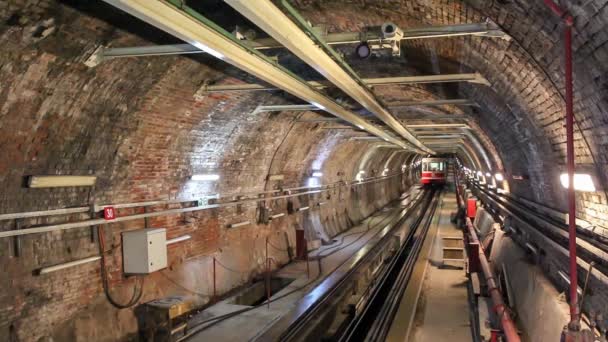 Metro que chega Karakoy estação em Istambul, Turquia — Vídeo de Stock