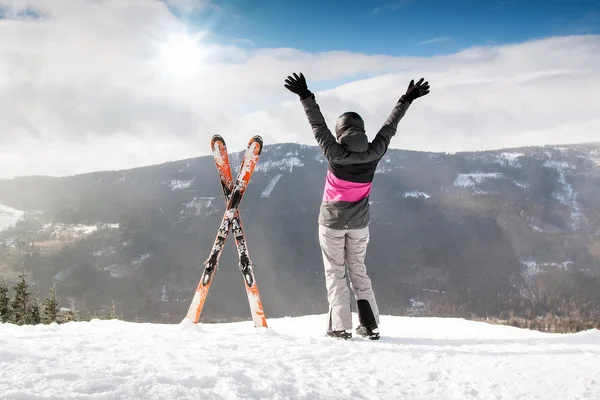 Ευτυχισμένη γυναίκα σκιέρ στο βουνό με σκι, ψηλό βουνό — Φωτογραφία Αρχείου