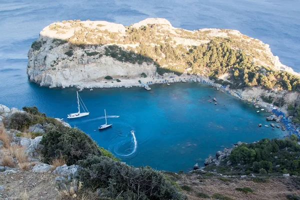 Rhodos anthony quinn bay med båt, Grekland — Stockfoto