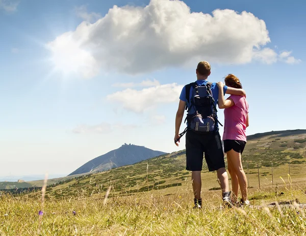 女性と男性を一望、山 — ストック写真