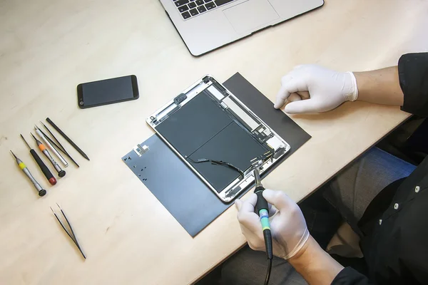 Apple Ipad tablet repairing — Stock Photo, Image