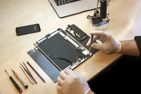 Reparatur von Apples iPhone und iPad-Tablet — Stockfoto