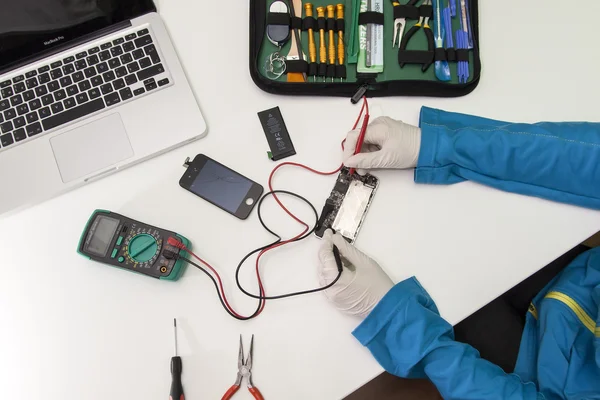 IPhone repairing — Stock Photo, Image