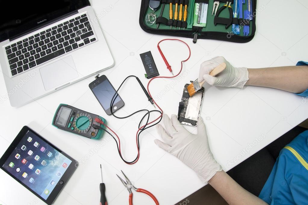 IPhone repairing Stock Editorial Photo © difughtt 59204391