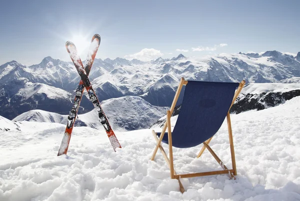 Крос лижі та порожній сонцезахисний курорт у горах — стокове фото
