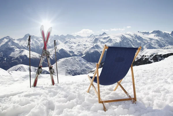 Esquí de fondo y tumbona vacía en las montañas en invierno — Foto de Stock