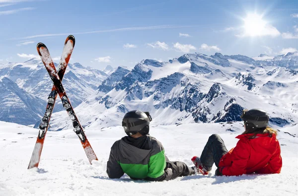 Jonge gelukkige paar liggen in besneeuwde bergen — Stockfoto