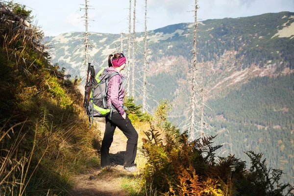 越过高山，捷克山 Krkonose 遥望的女孩 — 图库照片