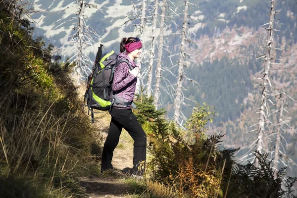 Chica mira hacia las montañas, las montañas checas Krkonose — Foto de Stock