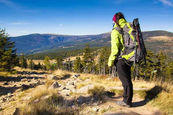 Chica mira hacia las montañas, las montañas checas Krkonose — Foto de Stock