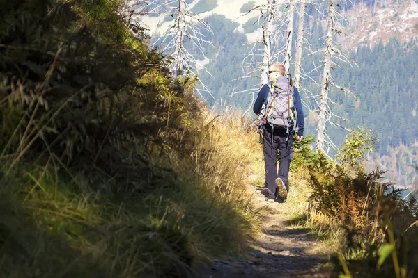 L'uomo cammina sulle montagne, montagne ceche Krkonose — Foto Stock