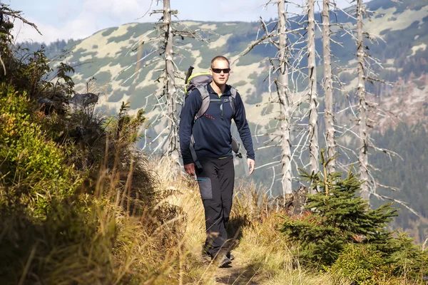 Hombre caminar sobre las montañas, montañas checas Krkonose —  Fotos de Stock