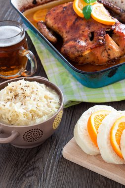 Portakal bir tavada, rustik tarzı ile lezzetli kızarmış ördek