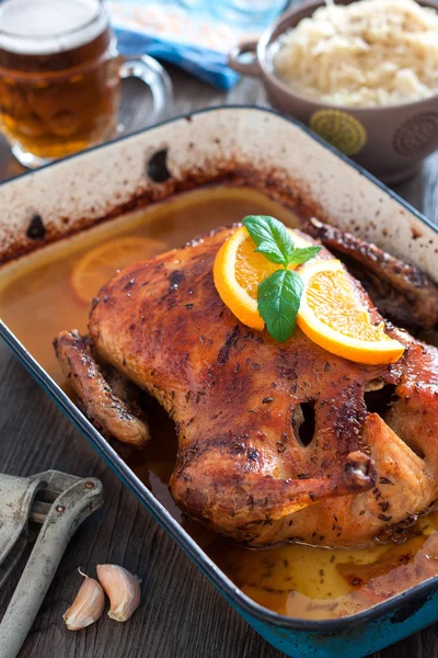 Köstliche gebratene Ente mit Orangen in der Pfanne, rustikal — Stockfoto
