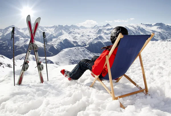 冬の山中で女性の sun-ラウンジャーにあります。 — ストック写真