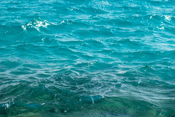 美しい透明な青緑色の海海水面波紋低波と海の背景画像の水平方向のクローズ アップ写真 — ストック写真