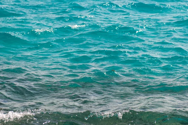 美しい透明な青緑色の海海水面波紋低波と海の背景画像の水平方向のクローズ アップ写真 — ストック写真
