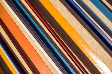 Renkli çizgili arka plan. Çapraz çizgili desen. Soyut