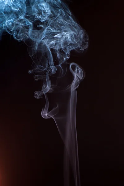 검은 배경-매크로 사진에 아름 다운 연기 — 스톡 사진